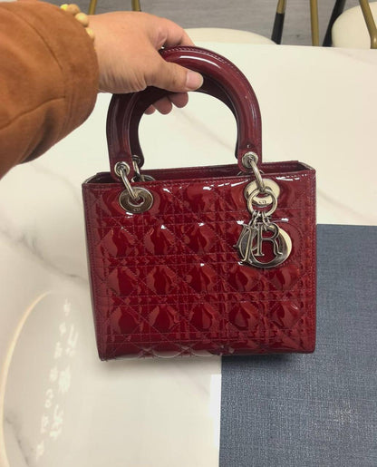 Lady Dior 

1️⃣ First Quality

Size: 24 * 19 cm

100 dhs🇦🇪🇦🇪

Zain115
♥️♥️♥️