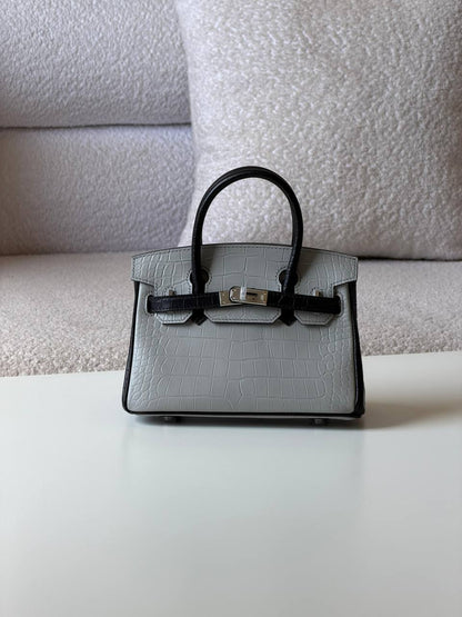 Hermes
kelly 20cm💕master quality😍with box❤️
750 dhs✅

Zain51
♥️♥️♥️