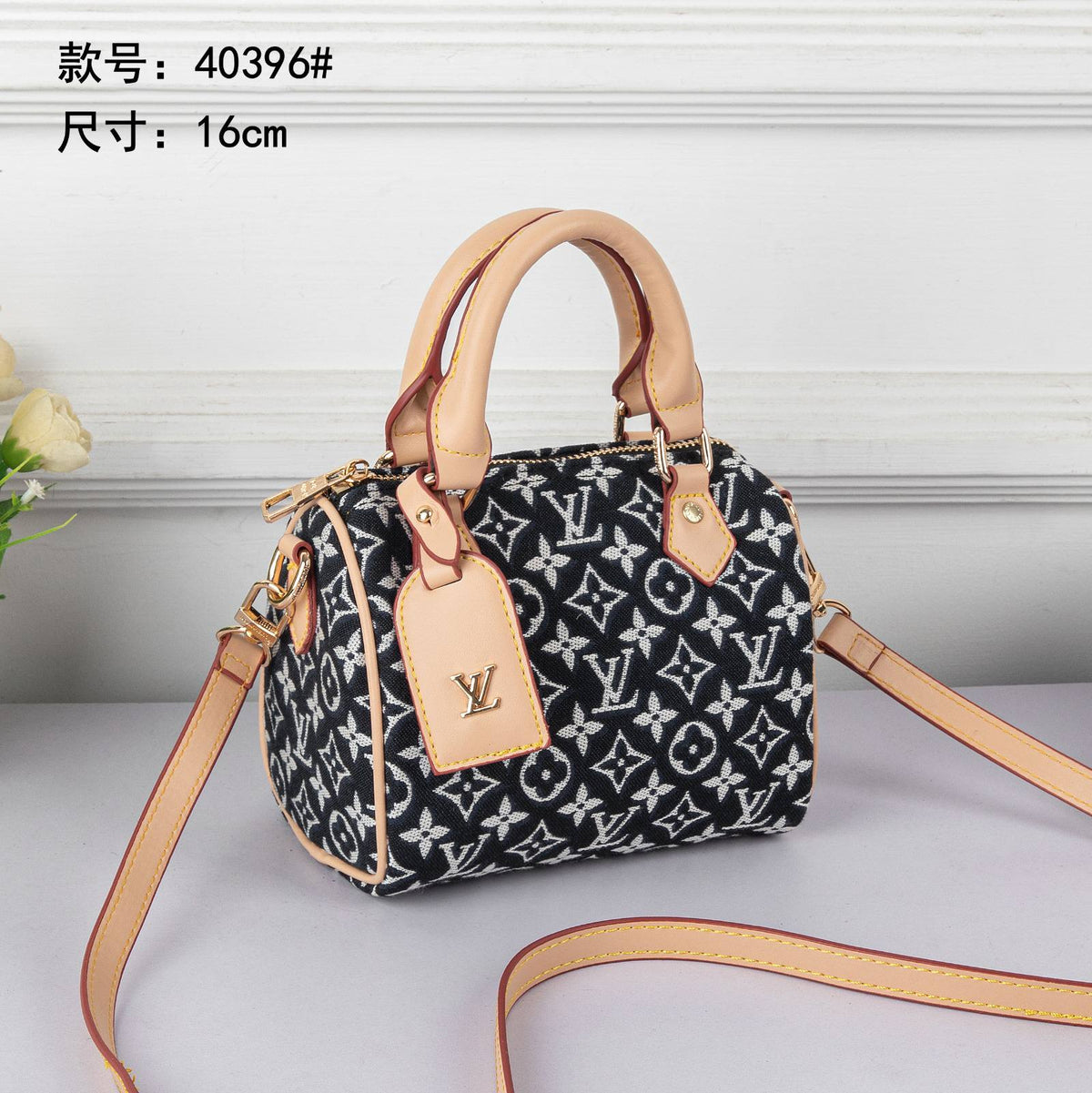 LV

best quality 
with box

110 dhs🇦🇪🇦🇪🇦🇪

size16CM
Zain290
♥️♥️♥️