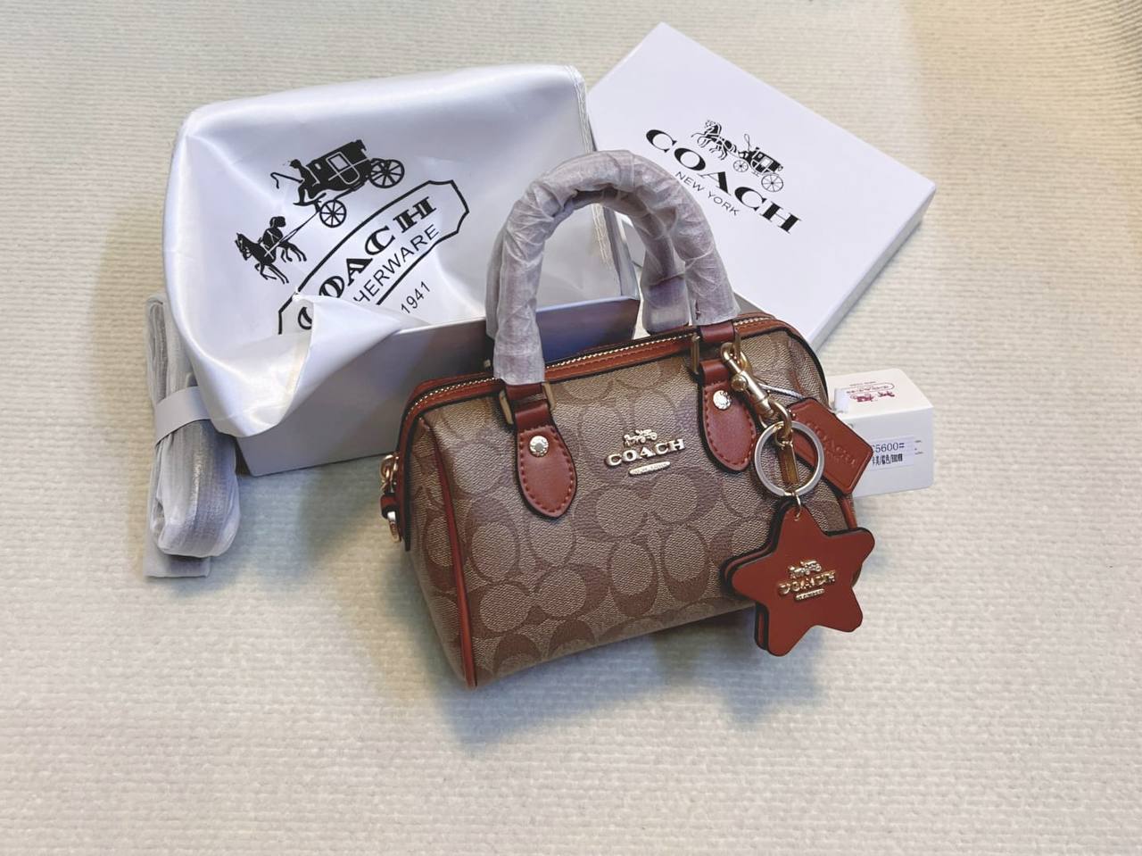 Coach
95 dhs✅

with box
🎁🎁🎁

size 18×10×12cm

Zain42
♥️♥️♥️