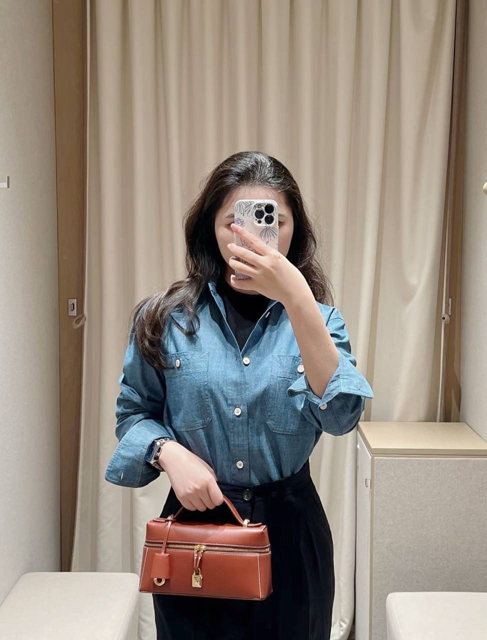 LORA PIANA 

GOOD QUALITY 
WITH BOX 
🎁🎁🎁

95 dhs✅

Zain39
♥️♥️♥️