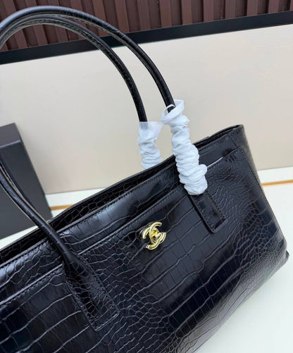 CHANEL 
COPY ONE 
220 dhs🇦🇪🇦🇪
SIZE: 35cm

Zain295
♥️♥️♥️