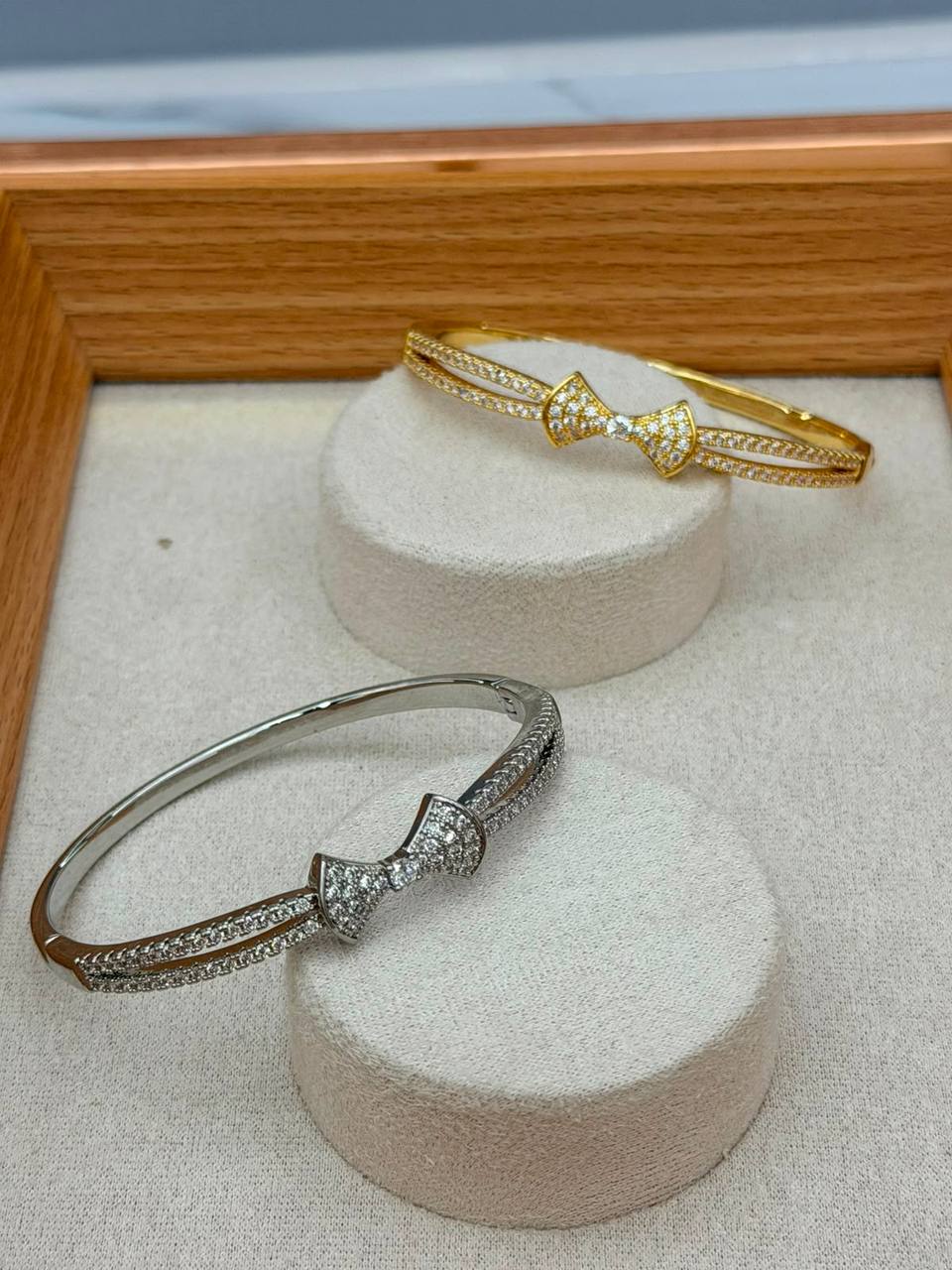 Bangle ❤️‍🔥*
good quality 💯
With black boxes 🗃️ 
20 dhs💓
With normal boxes 📦 
And paper bag🛍️
30 dhs💓

Zain216
♥️♥️♥️