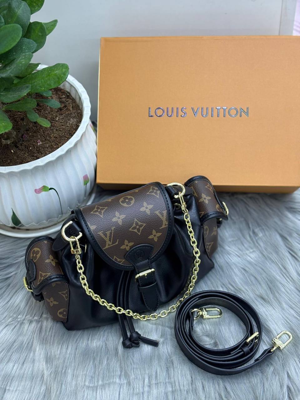 LV
SIZE  ……… 23CM 
95 dhs🪙🖤

with BOX
🎁🎁🎁

Zain51
♥️♥️♥️