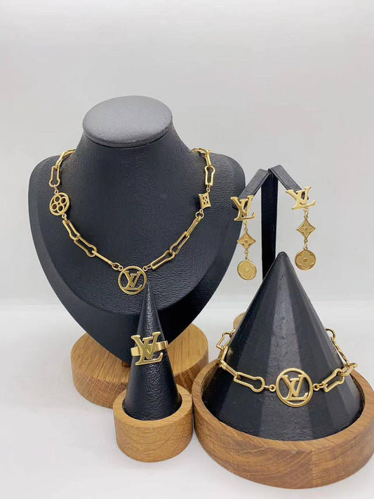 Stainless steel SET 💯*
Necklace ❤️‍🩹
Earring 🍁
Breslat ❣️
Ring 💍 free size
With normal boxes 📦 
And paper bag 🛍️
45 dhs🪙🌺

Zain216