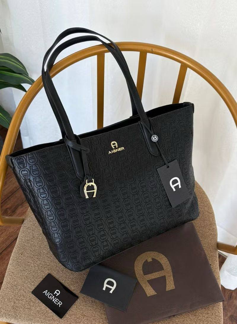 Aigner
Good quality 
Size 41cm
110 dhs💓

Zain70
♥️♥️♥️