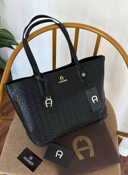 Aigner
Good quality 
Size 41cm
110 dhs💓

Zain70
♥️♥️♥️