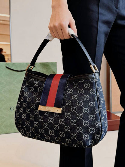 GUCCI
 GOOD QUALITY 
105 dhs✅

Zain295
♥️♥️♥️