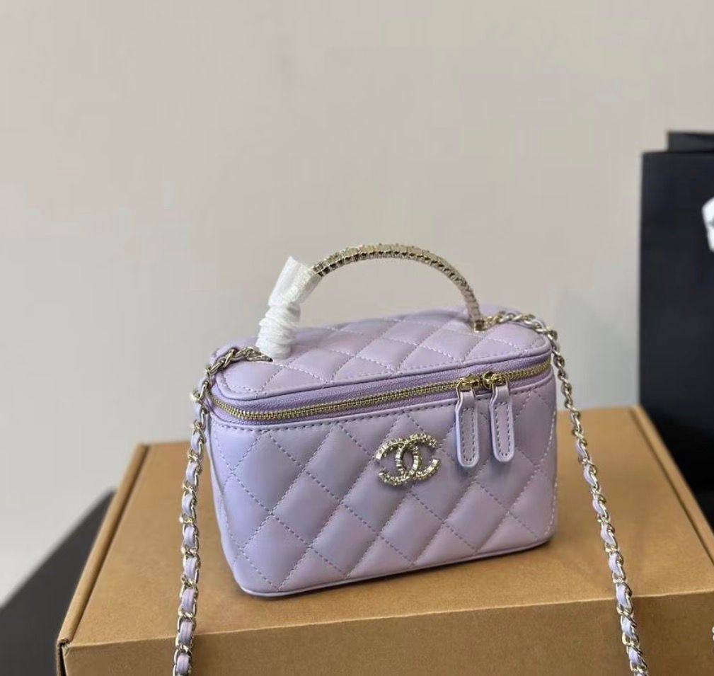 Chanel
110 dhs❣️
Good quality 

with box
🎁🎁🎁

Zain35
♥️♥️♥️