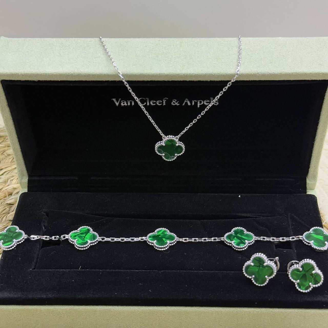 VCA SAT🔥*
Necklace 🍁
Earring✨
Bracelet 🦋
Master quality 💯
With normal boxes 🗃️ 
170 dhs🪙🌨️
With master box 📦 
220 dhs🪙🌨️

Zain216
♥️♥️♥️
