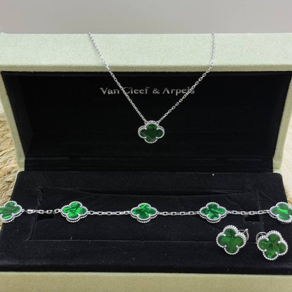 VCA SAT🔥*
Necklace 🍁
Earring✨
Bracelet 🦋
Master quality 💯
With normal boxes 🗃️ 
170 dhs🪙🌨️
With master box 📦 
220 dhs🪙🌨️

Zain216
♥️♥️♥️