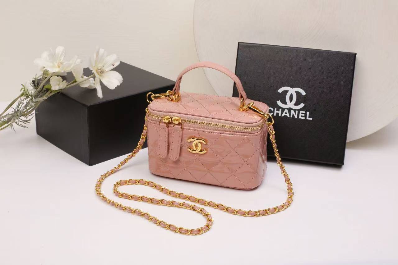 CHANEL 
NEW CAME GOOD QUALITY 
WITH BOX 
🎁🎁🎁

100 dhs✅

Zain39
♥️♥️♥️