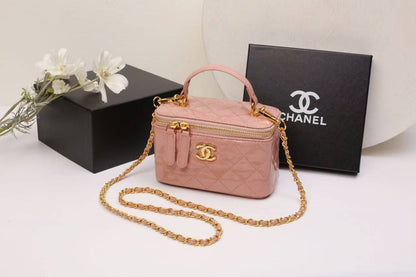 CHANEL 
NEW CAME GOOD QUALITY 
WITH BOX 
🎁🎁🎁

100 dhs✅

Zain39
♥️♥️♥️
