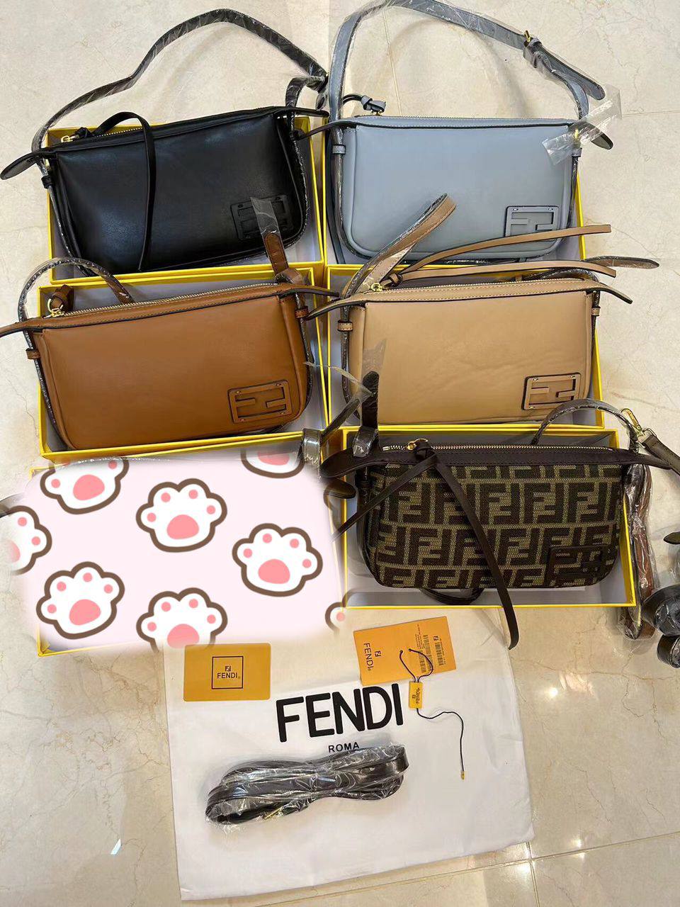 Fendi 
90 dhs✅
with box🎁
size 24×6×12cm

Zain213
♥️♥️♥️