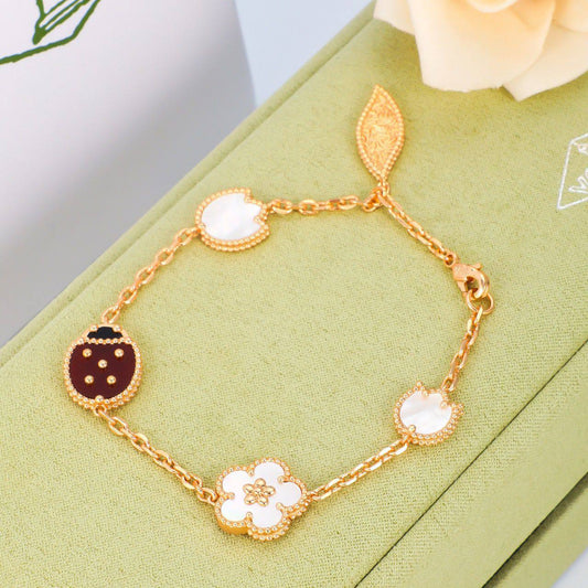 VCA ❤️‍🔥*
Bracelet 🐞
Master quality 💯
With normal boxes 📦 
70 dhs✅
With master box 🗃️ 
110 dhs✅

Zain216
♥️♥️♥️