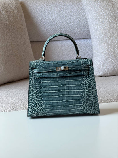 Hermes kelly 

25cm💥

Master quality ✅
with box 📦 
700 dhs🇦🇪🇦🇪

Zain52
♥️♥️♥️