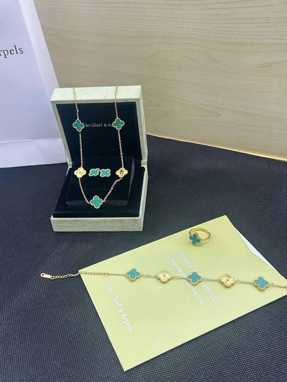 VCA SET🪸*
Stainless steel 💯
Necklace ❤️‍🩹
Earring 🌴
Ring 💍 free size
Breslat 🍁
With normal boxes 📦 
45 dhs🪙🌨️
With master boxes 📦 
70 dhs🪙🌨️

Zain216
♥️♥️♥️