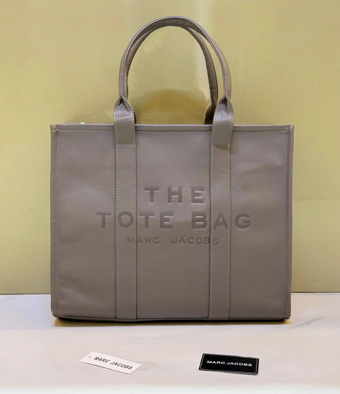 MARC JACOBS 

TOTE BAG BIG SIZE NEW 

CAME GOOD QUALITY 

120 dhs🪙💕
SIZE: 40cm

Zain39
♥️♥️♥️