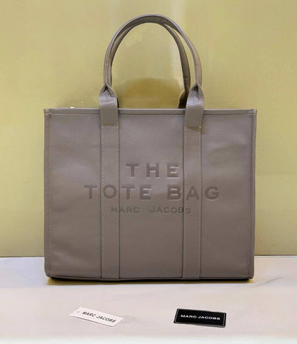 MARC JACOBS 

TOTE BAG BIG SIZE NEW 

CAME GOOD QUALITY 

120 dhs🪙💕
SIZE: 40cm

Zain39
♥️♥️♥️