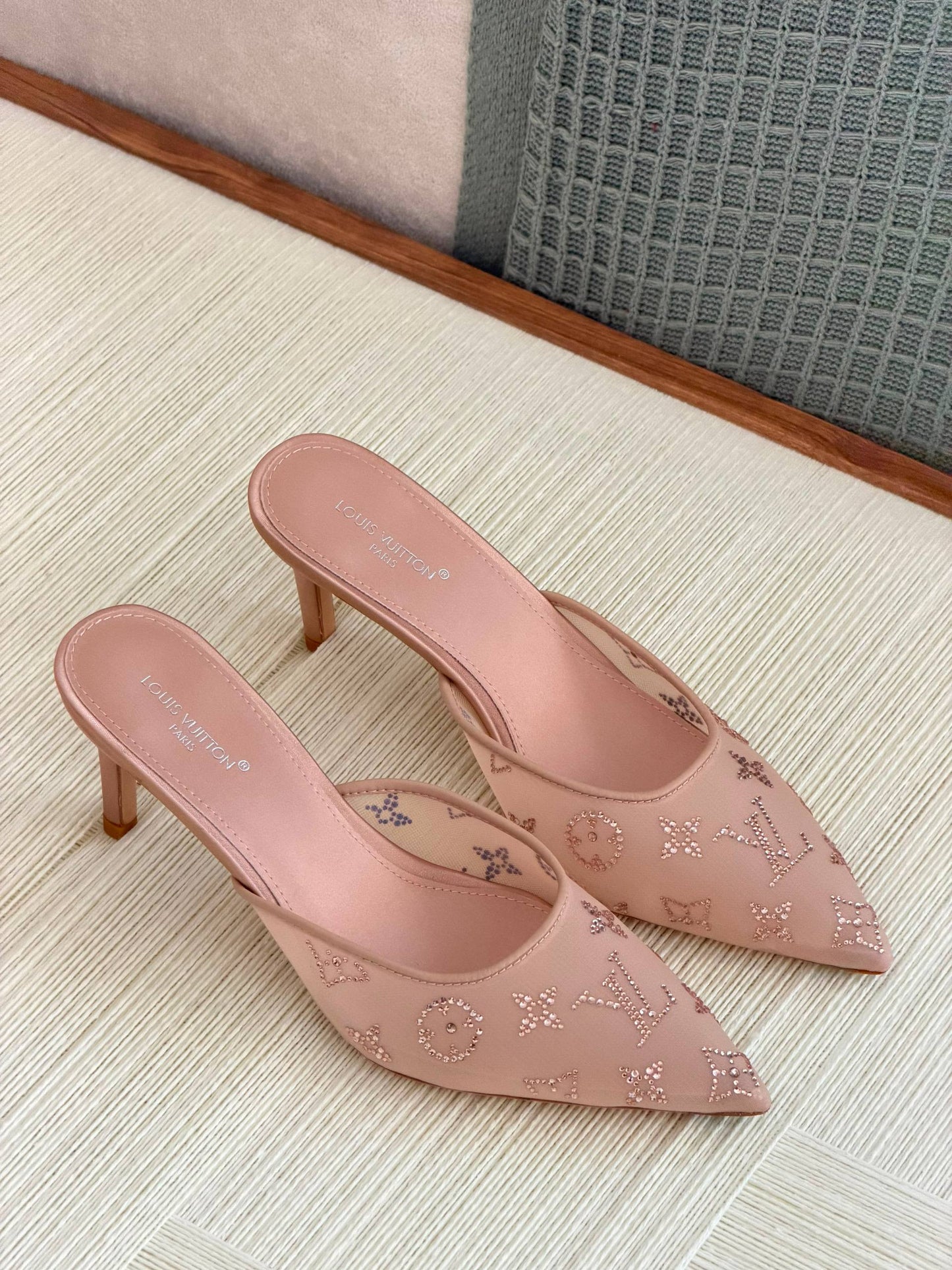 LV
QUALITY:SUPER MASTER 😍💥
SIZE:36 TO 41🥰
450 dhs🇦🇪🇦🇪

Zain319
♥️♥️♥️
