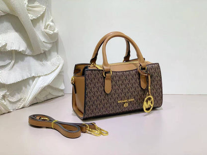 MK
95 dhs✅
size 23×8×13cm
With Box

Zain42
♥️♥️♥️