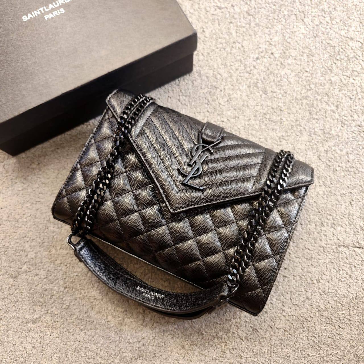 YSL
90 dhs✅
high quality 
with box24cm

Zain26
♥️♥️♥️