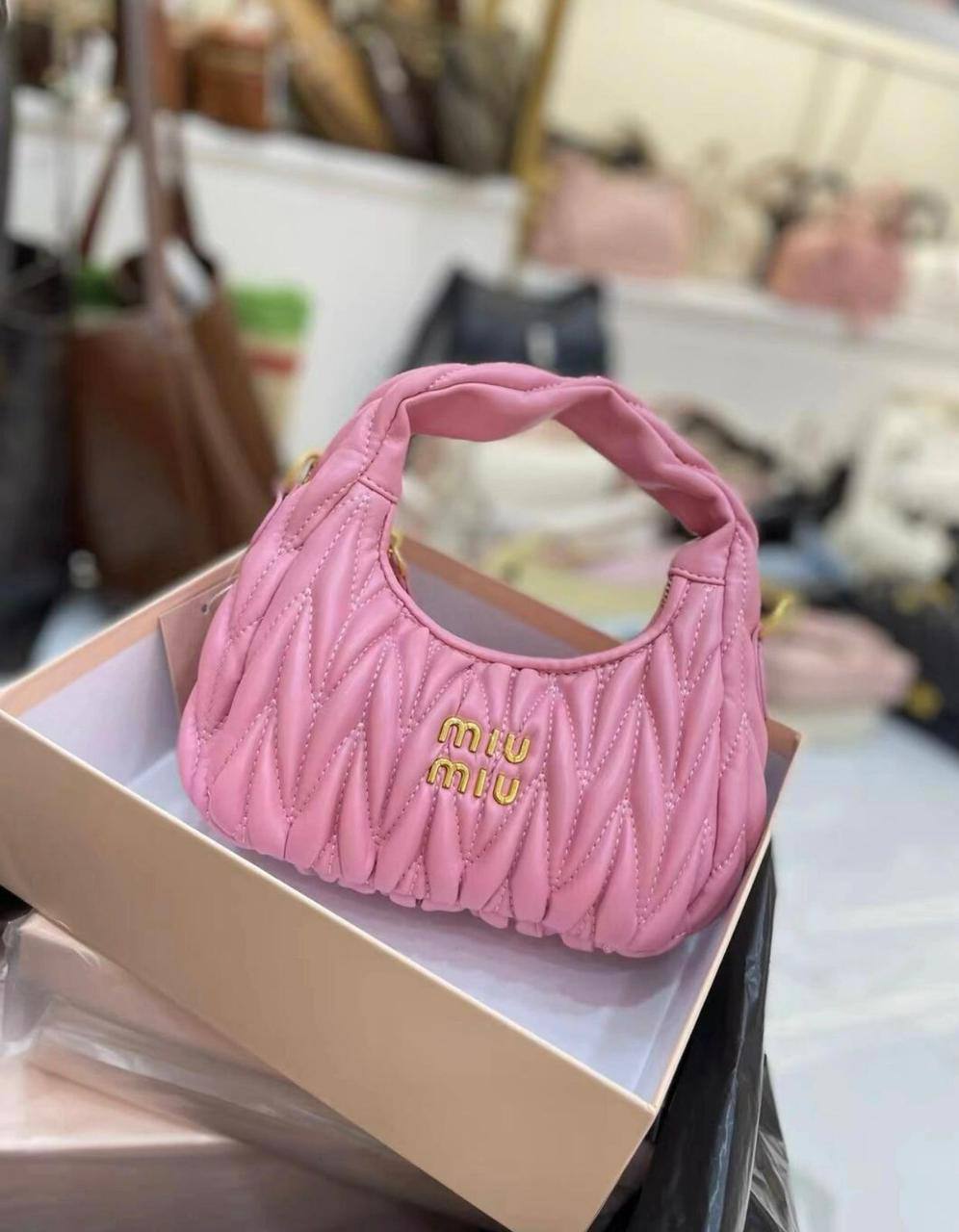 Miu Miu
New model, good quality,  
with box,  
🎁🎁🎁
size 21*12 cm 
95 dhs🪙🌨️

Zain12
♥️♥️♥️