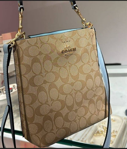 Coach
*21cm
95 dhs✅

*with box
🎁🎁🎁

Zain118
♥️♥️♥️