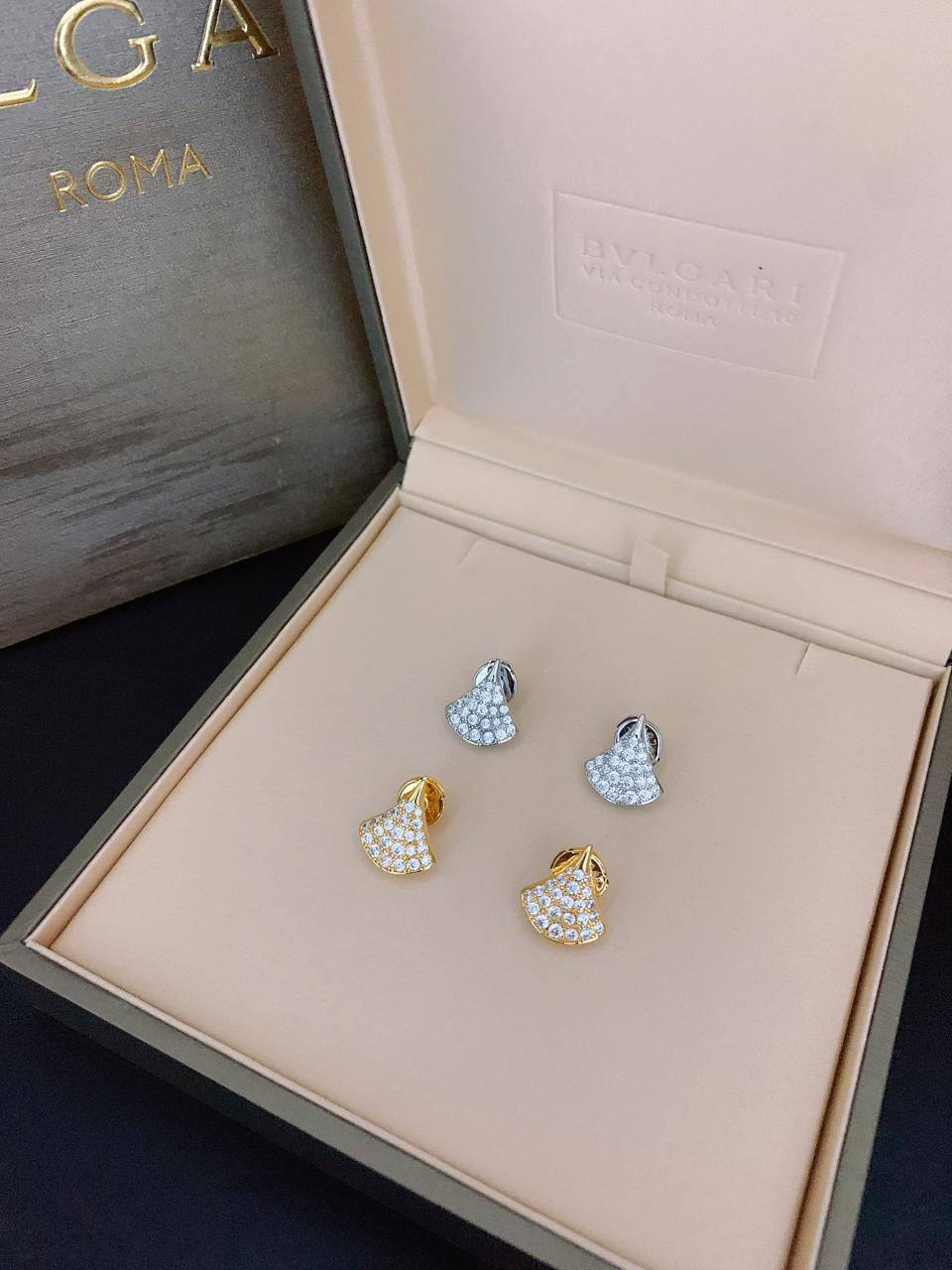 BVLGARI SET
MASTER ✨💫
NECKLACE BRACELET
EARRINGS
130 DHS✅
WITH NORMAL BOX AND PAPER BAG🎁🎁🎁

Zain89
♥️♥️♥️