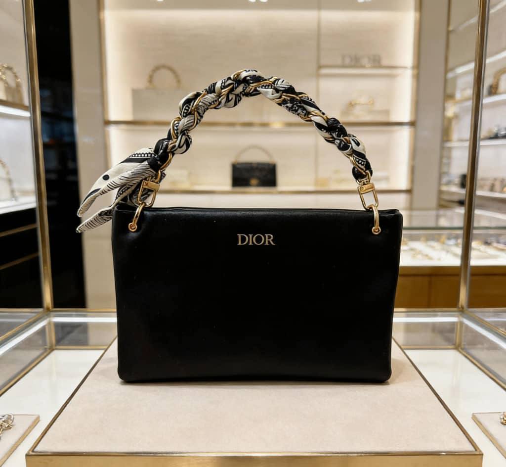 Dior
100 dhs✅

with box
🎁🎁🎁

Size:24/15

Zain07
♥️♥️♥️