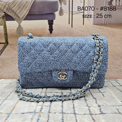 CHANEL ᴄʟᴀssɪᴄ
ᴛᴡᴇᴇᴅs ᴍᴀᴛᴇʀɪᴀʟ
sʟɪɴɢ ʙᴀɢ 
sɪᴢᴇ : 25 cm
ᴡɪᴛʜᴏᴜᴛ BOX

105 dhs💓

Zain31
♥️♥️♥️