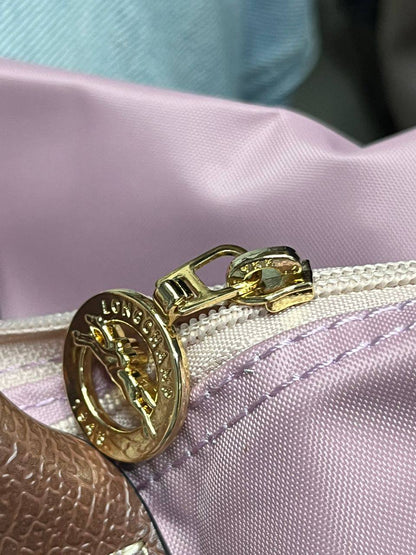 Longchamp
60 dhs🪙🌨️
size 36×24×14cm

Zain42
♥️♥️♥️