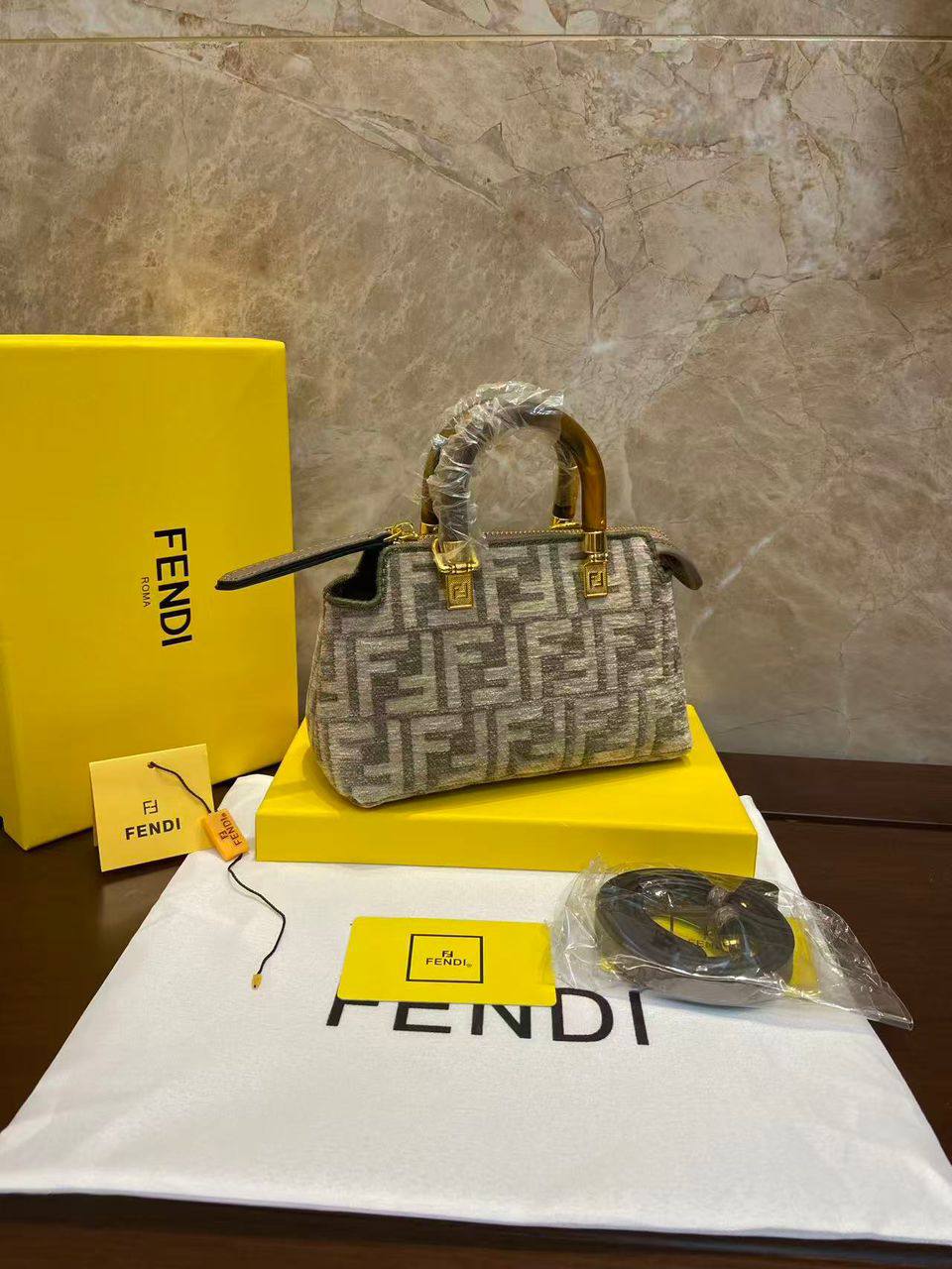 Fendi
100 dhs🌺
SIZE：18.5cm
Good-quality 

with box
🎁🎁🎁

Zain35
♥️♥️♥️