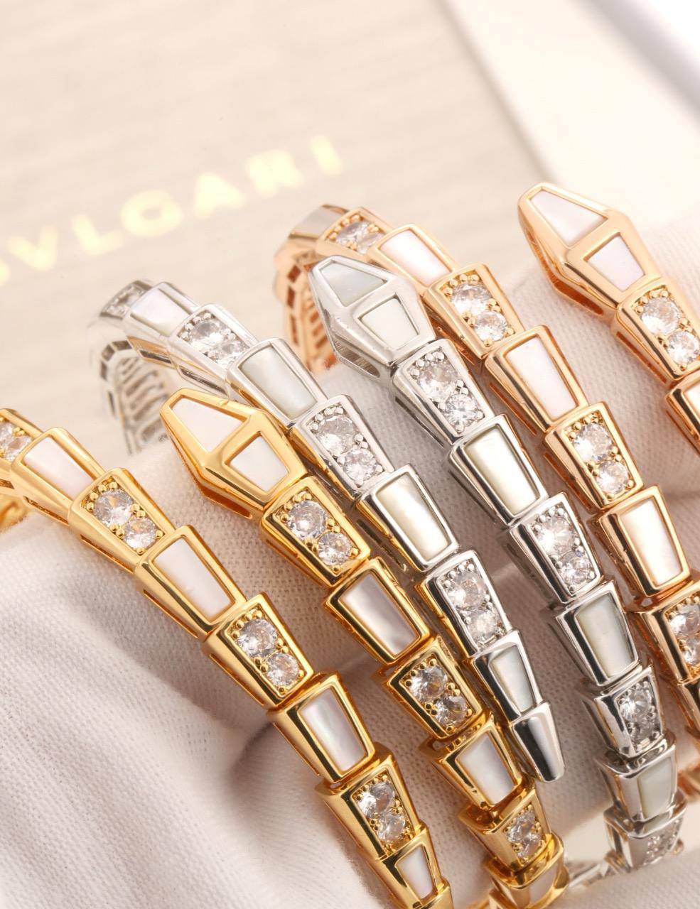 BVLGARI ❤️‍🔥*
Bangle 🌊
Master quality 💯
With normal boxes 📦 
120 dhs🪙🌨️
With master box 🗃️ 
150 dhs🪙🌨️

Zain216
♥️♥️♥️