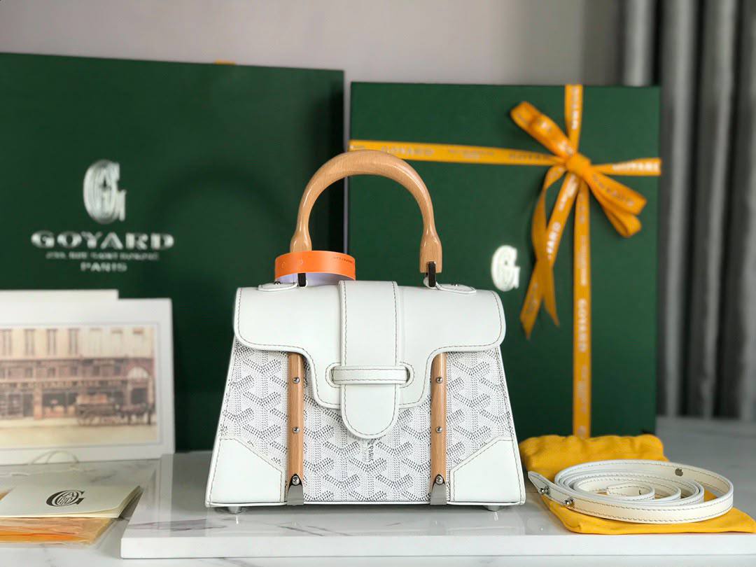Goyard
Material: Goyardine canvas and leather

 Design: Structured handbag with a top handle

 Closure: Leather strap and clasp Style: Luxury, classic handbag

For Price 👇 WhatsApp✅
0568585901 
0507557372
0552275751 Owner Zain 👌

Zain325
♥️♥️♥️