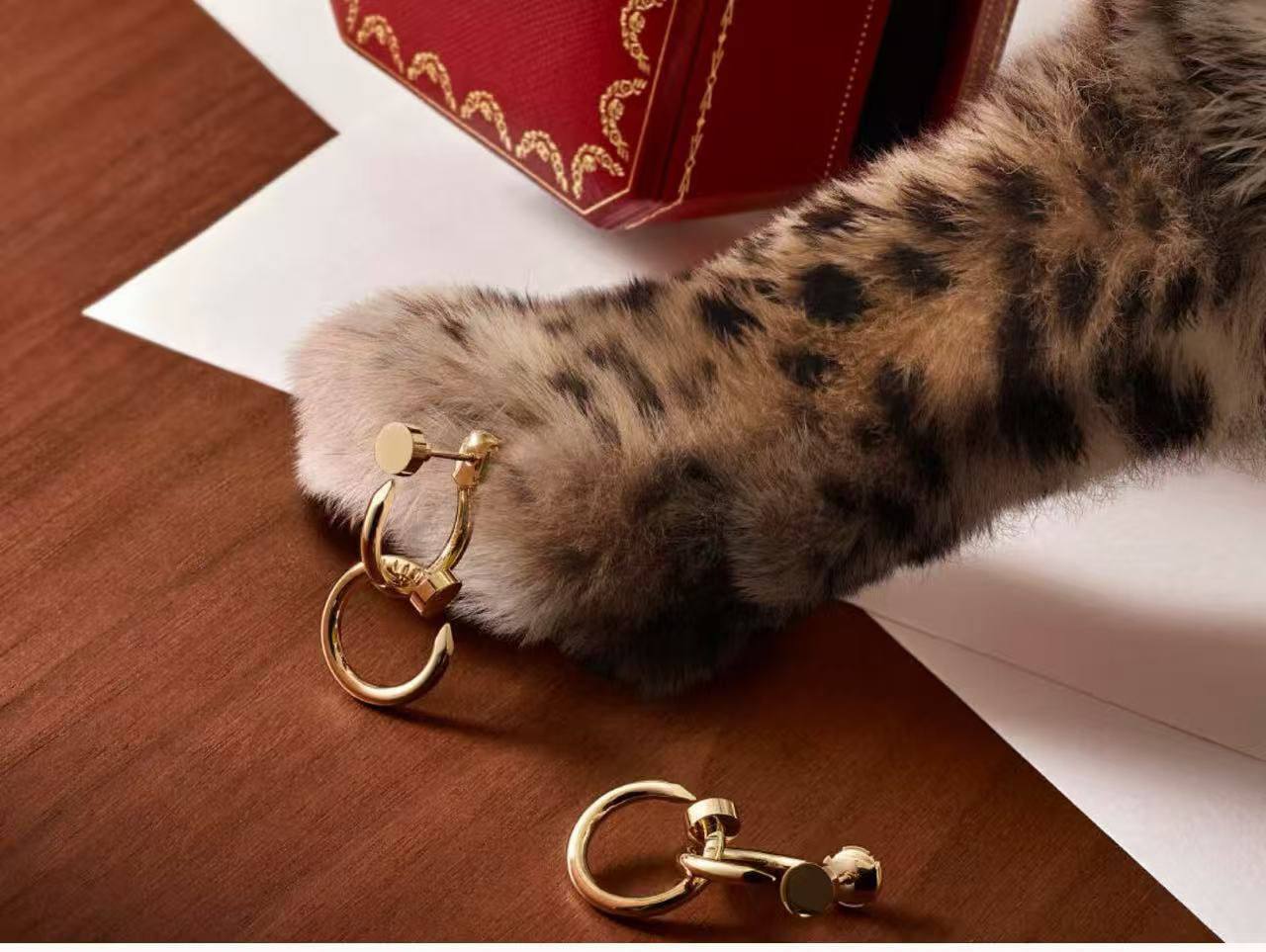 Cartier❤️‍🔥*
Earring 🐦‍🔥
Master quality 💯
With normal boxes 🗃️ 
55 dhs✅
With master box 📦 
90 dhs✅

Zain216
♥️♥️♥️