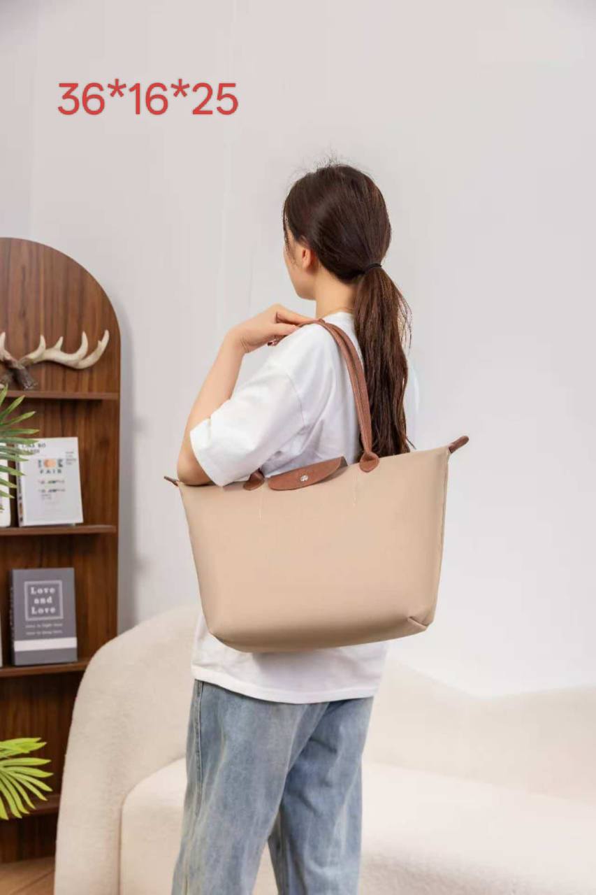 Long Champ
LONGCHAMP BAG 
BIG SIZE 
50 dhs🪙💚
SIZE - *36×18×30 cm

Zain40
♥️♥️♥️