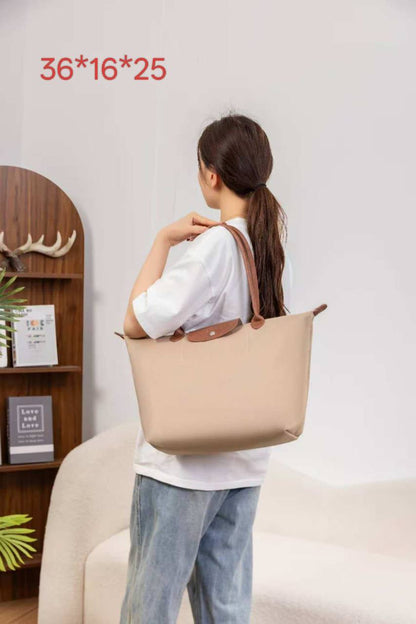 Long Champ
LONGCHAMP BAG 
BIG SIZE 
50 dhs🪙💚
SIZE - *36×18×30 cm

Zain40
♥️♥️♥️
