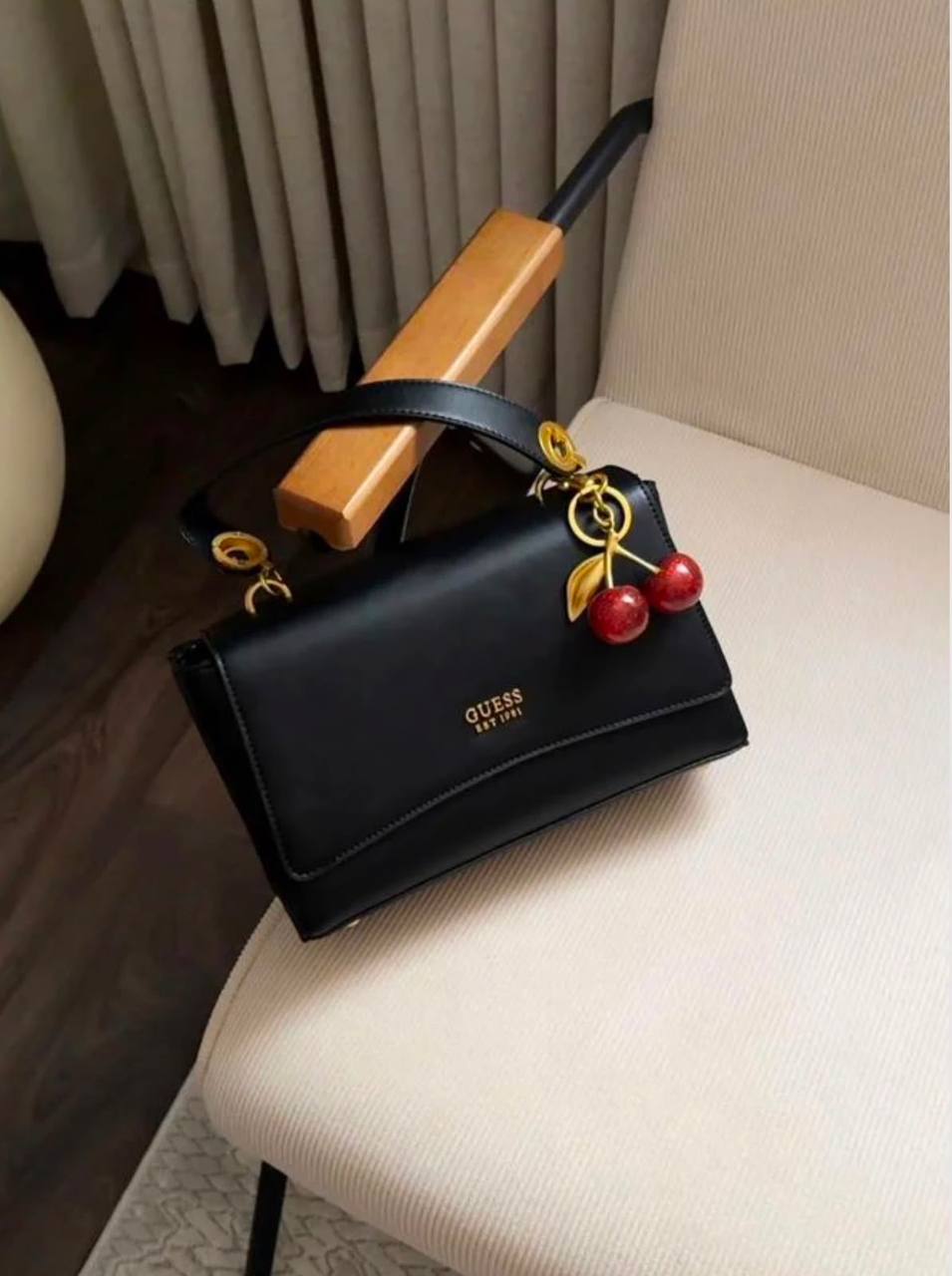 Guess
105 dhs💛
good-quality with box

Zain35
♥️♥️♥️