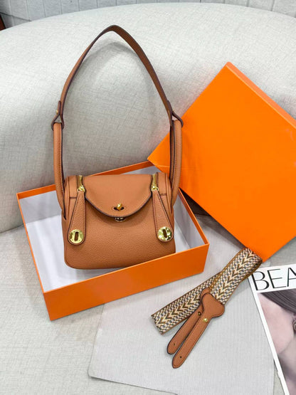 HERMES

Best quality 

with box
120 dhs🇦🇪🇦🇪

size 20CM

Zain290
♥️♥️♥️