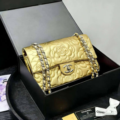 CHANEL 
NEW CAME GOOD QUALITY 
WITH BOX 
🎁🎁🎁

115 dhs🪙🌨️

Zain39
♥️♥️♥️