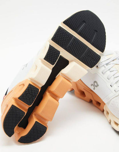 On Cloud FLYER. 🧡
size 36-45 AVAILABLE 😍
210 dhs🗽

Zain242
♥️♥️♥️
