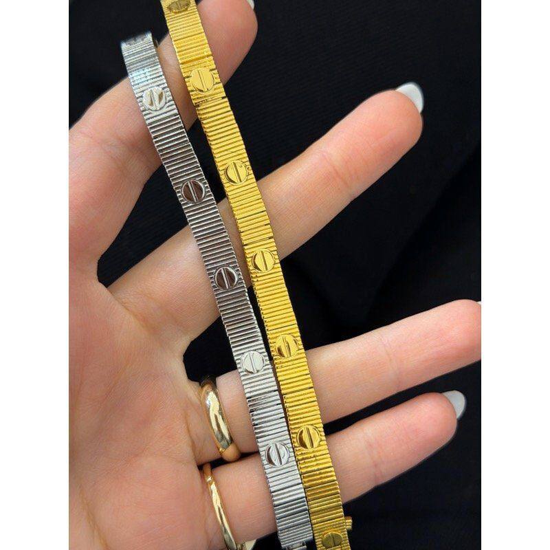 Cartier 🦋*
Bracelet 💥
Non tarnish 💯
With normal boxes 📦 
65 dhs🪙🌨️
With master box 🗃️ 
110 dhs🪙🌨️

Zain216
♥️♥️♥️