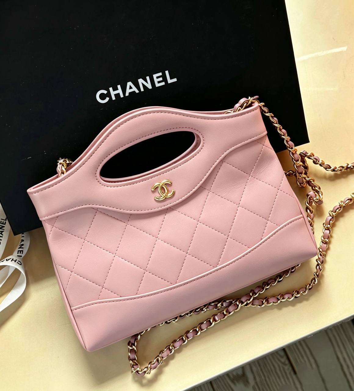 CHANEL 

GOOD QUALITY 

WITH BOX 
🎁🎁🎁

105 dhs✅

Zain39
♥️♥️♥️