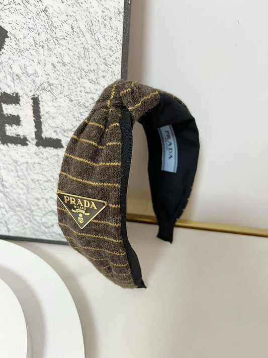 Headband 🔥*
good quality 💯

With paper bag 🛍️
20 dhs🪙🌨️
With master box 🗃️ 
40 dhs🪙🌨️

Zain216
♥️♥️♥️