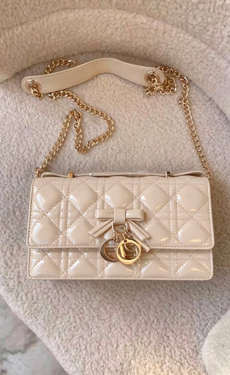 Dior

110 dhs
With box

Zain35
♥️♥️♥️