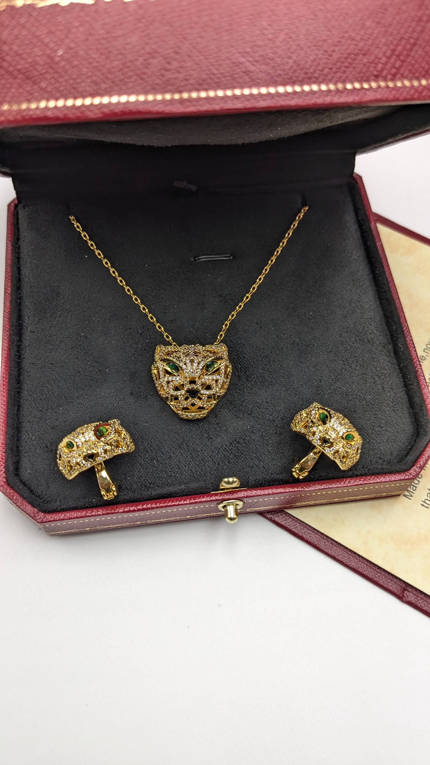 Cartier
*Master Quality* 
*Necklace & Earrings*
140 dhs✅ with Normal Box 🎁
160 dhs✅ with Good Box 🎁
210 dhs✅ with Master Box 🎁

Zain210
♥️♥️♥️
