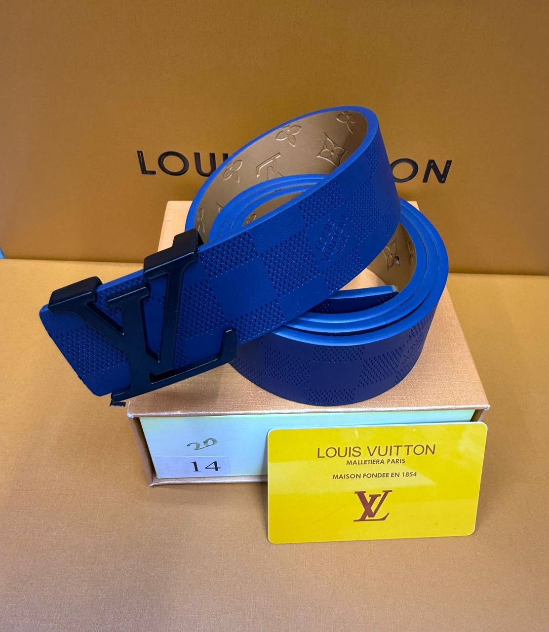 LV Belt

With box 
🎁🎁🎁

40 dhs🪙💕

Zain93
♥️♥️♥️