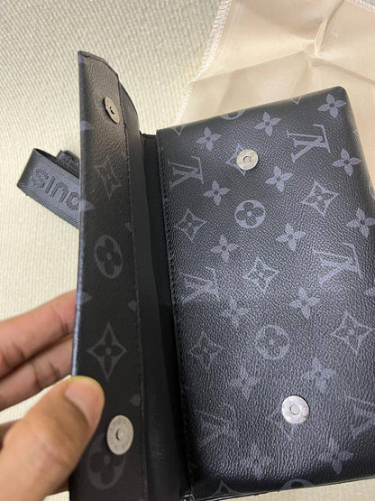 LV
85 dhs✅
size 23✘18✘6 cm

Zain42
♥️♥️♥️