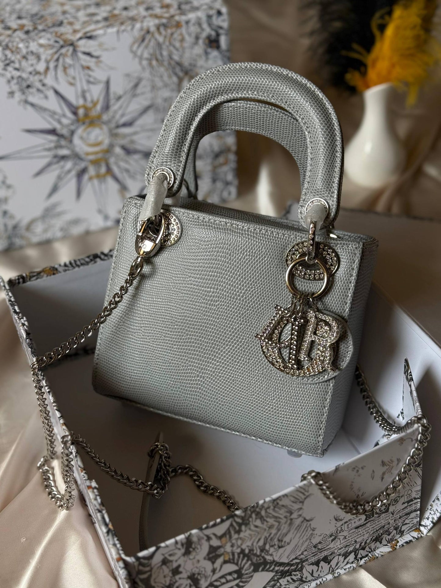 DIOR
17cm
340 dhs💓
Top quality 
With box🎁

Zain167
♥️♥️♥️